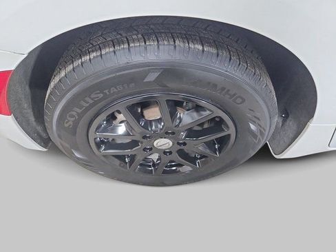 Used 2023 Chrysler Pacifica Touring-L image 33