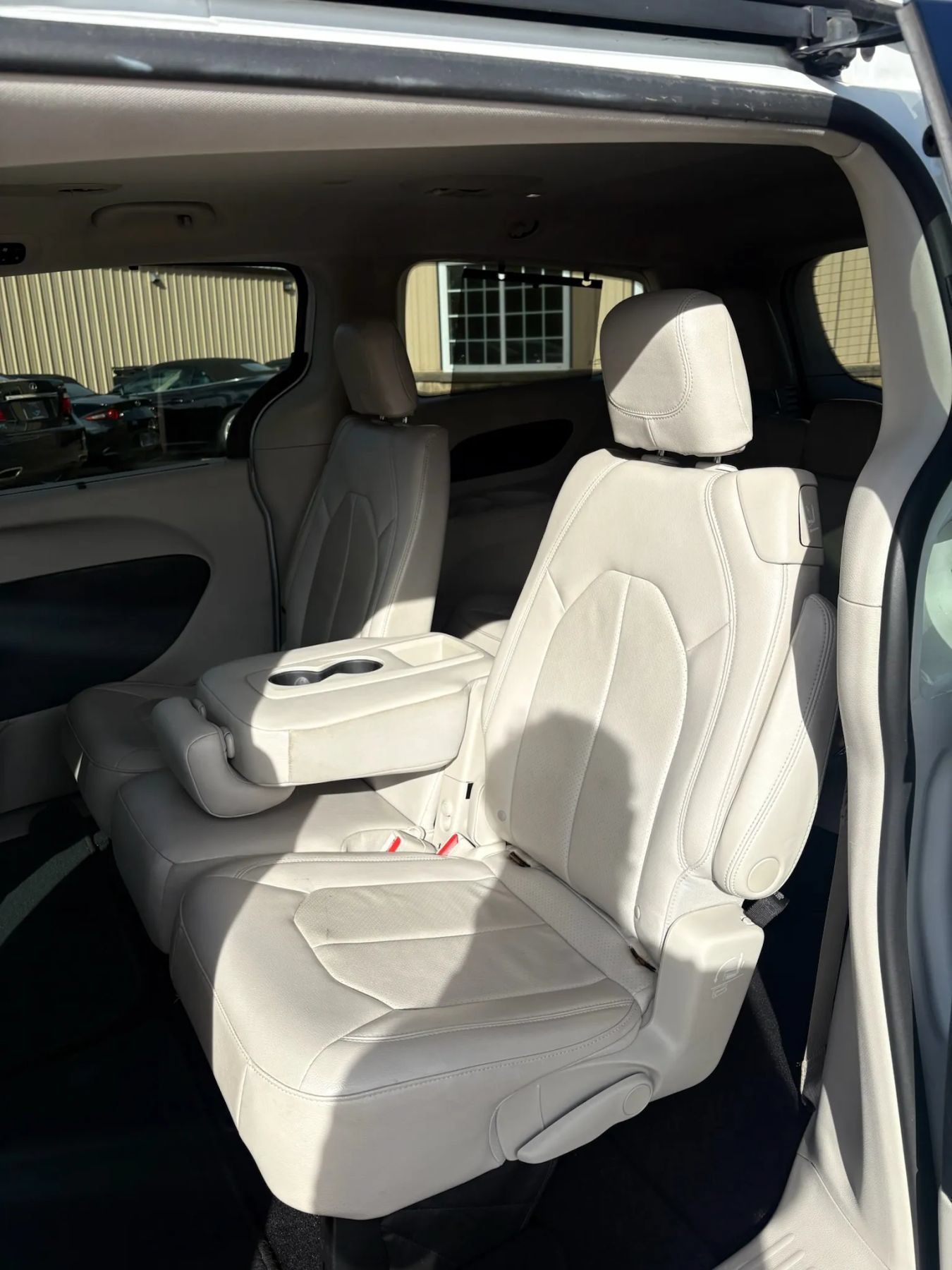 Used 2018 Chrysler Pacifica Touring-L FWD image 37