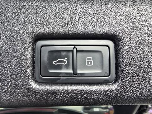 Used 2025 Audi Q5 Premium w/ Convenience Package image 16