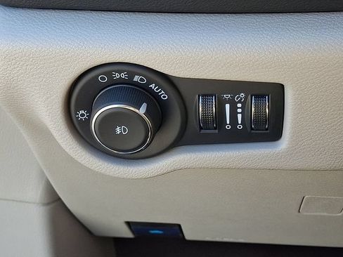 Used 2024 Chrysler Pacifica Touring-L FWD image 25