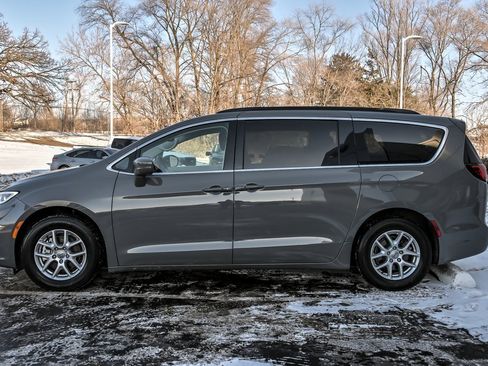 Used 2022 Chrysler Pacifica Touring-L image 5