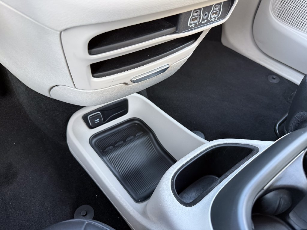 Used 2024 Chrysler Pacifica Touring-L FWD image 26