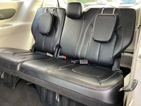 Used 2023 Chrysler Pacifica Touring-L FWD image 16
