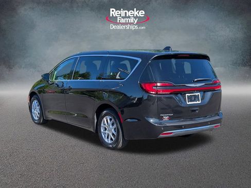 Used 2023 Chrysler Pacifica Touring-L FWD image 8