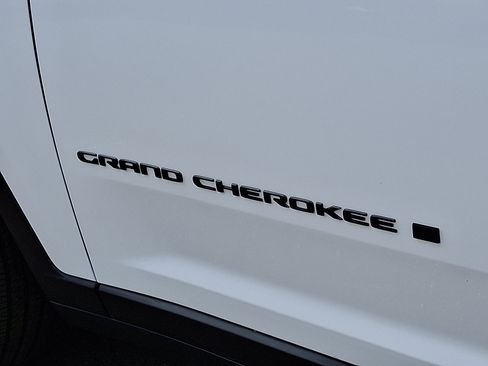 Certified 2025 Jeep Grand Cherokee Altitude image 30