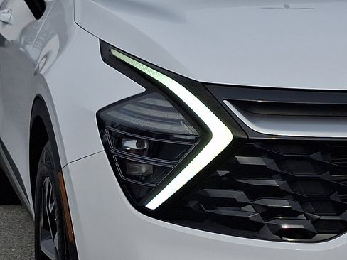 Certified 2024 Kia Sportage EX image 9
