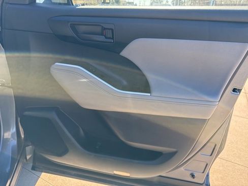 Used 2022 Toyota Highlander LE image 33