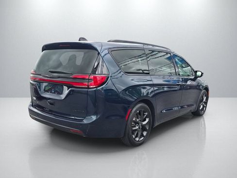 Used 2025 Chrysler Pacifica Limited FWD image 5