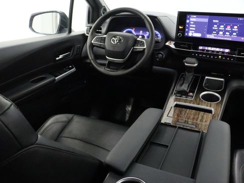 Used 2025 Toyota Sienna Platinum AWD/4WD image 36