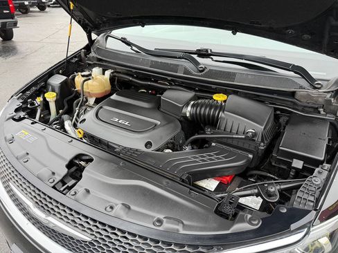 Used 2017 Chrysler Pacifica Touring-L FWD image 10
