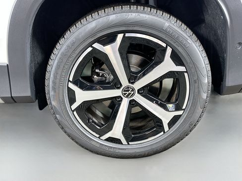 New 2025 Volkswagen Tiguan SE image 30