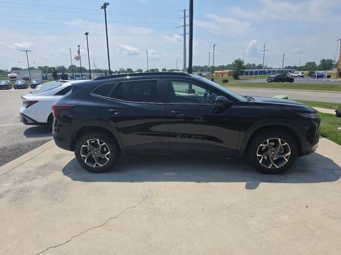 Used 2025 Chevrolet Trax LT FWD image 4