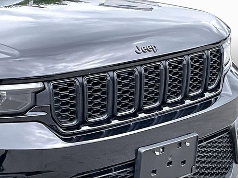 Used 2022 Jeep Grand Cherokee Altitude AWD/4WD image 26