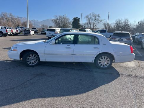 Used 2010 Lincoln Town Car Signature Limited image 9