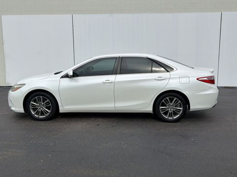 Used 2015 Toyota Camry SE FWD image 2