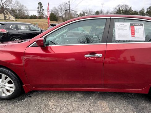 Used 2015 Nissan Altima 2.5 S w/ Sport Value Package image 3