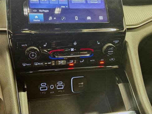 Used 2023 Jeep Grand Cherokee L Laredo image 15