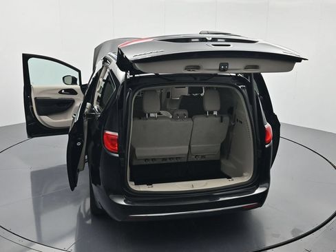 Used 2017 Chrysler Pacifica Limited w/ UConnect Theater Package FWD image 46