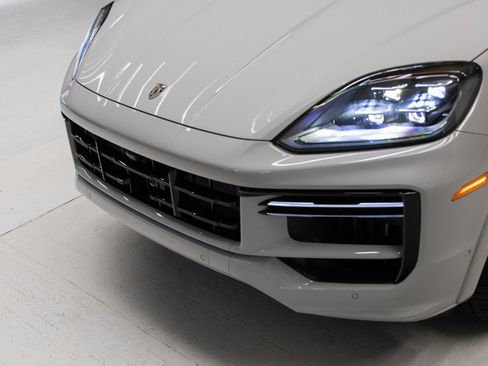 Used 2025 Porsche Cayenne Turbo image 33
