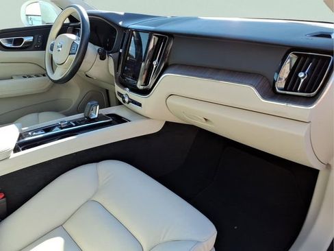 Used 2022 Volvo XC60 B5 Momentum image 25