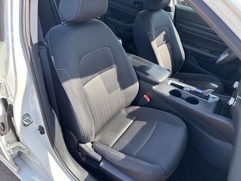 Used 2025 Nissan Altima 2.5 SV FWD image 36