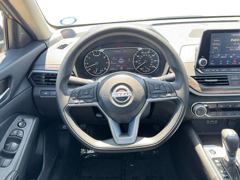 Used 2025 Nissan Altima 2.5 SV FWD image 13