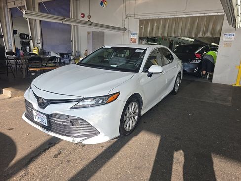 Used 2018 Toyota Camry LE FWD image 1