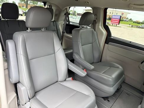 Used 2011 Volkswagen Routan SE FWD image 24
