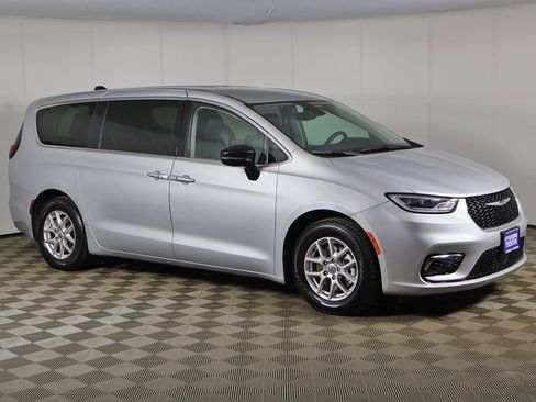 Used 2024 Chrysler Pacifica Touring-L image 46