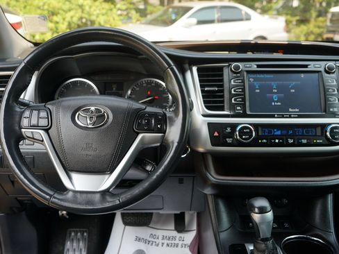 Used 2016 Toyota Highlander Limited AWD/4WD image 16