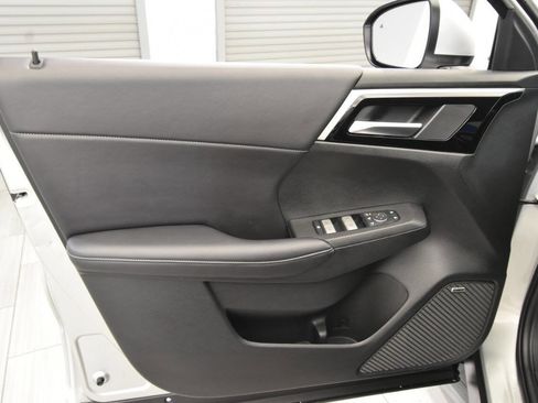 Used 2025 Mitsubishi Outlander SE image 12