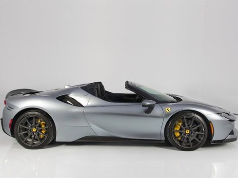 Used 2023 Ferrari SF90 Spider image 11