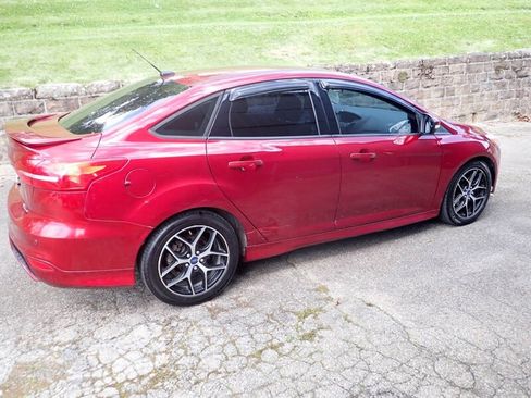 Used 2015 Ford Focus SE w/ SE Sport Package FWD image 3