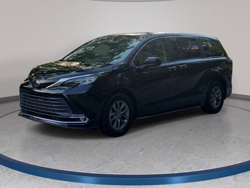 Used 2023 Toyota Sienna XLE FWD image 1