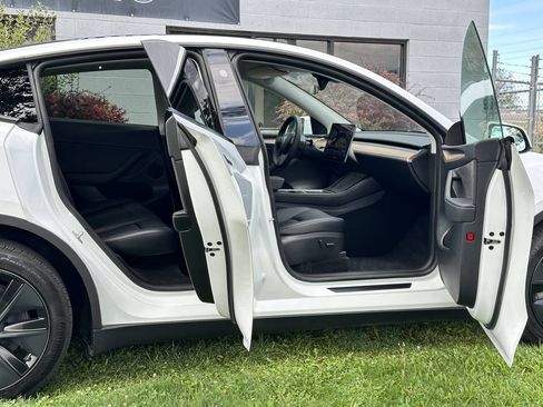 Used 2025 Tesla Model Y Long Range AWD/4WD image 24