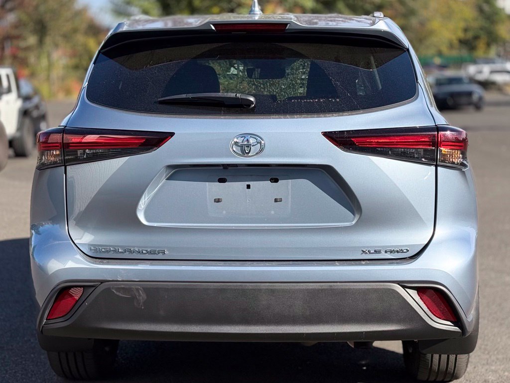 Used 2024 Toyota Highlander XLE AWD/4WD image 4
