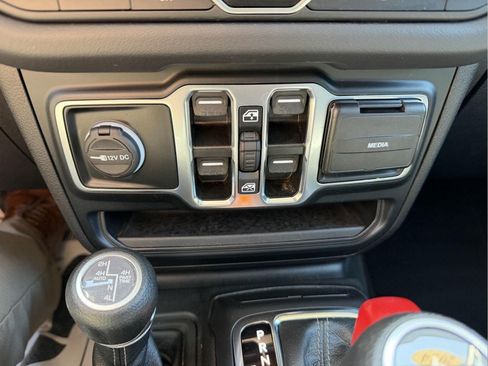 Used 2024 Jeep Wrangler Unlimited Sahara AWD/4WD image 24
