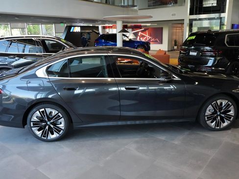 New 2026 BMW 530i xDrive w/ Premium Package AWD/4WD image 18