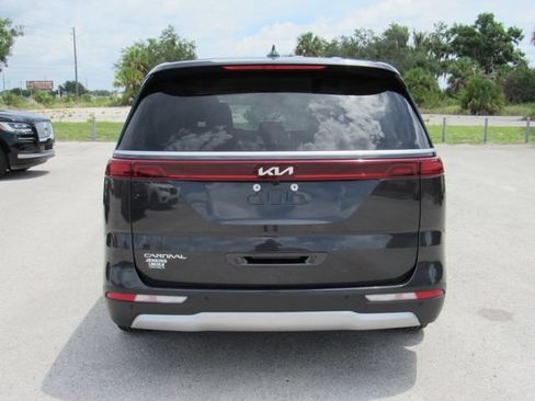 Used 2024 Kia Carnival LX FWD image 4