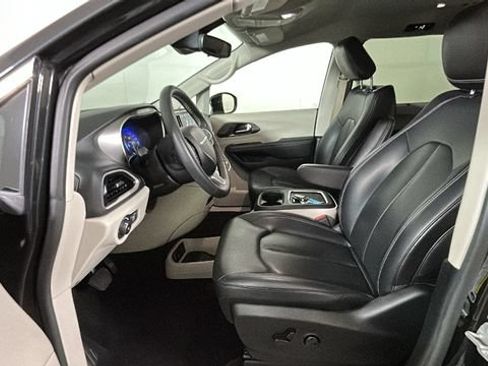Used 2024 Chrysler Pacifica Touring-L FWD image 11