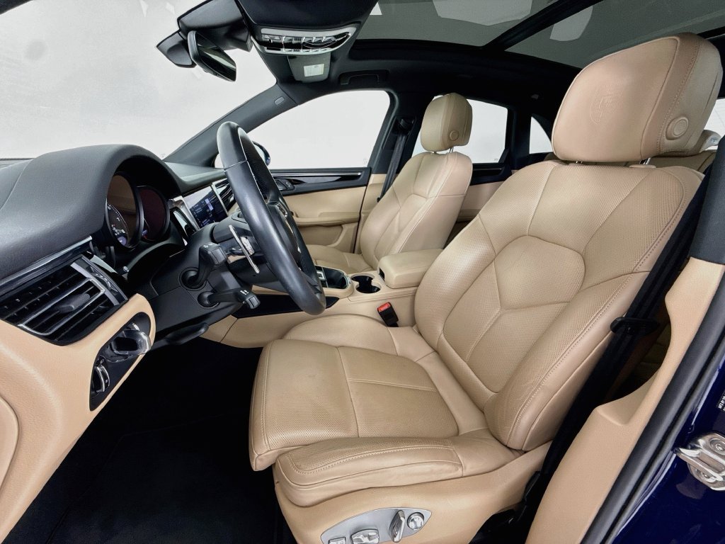 Certified 2025 Porsche Macan AWD/4WD image 5