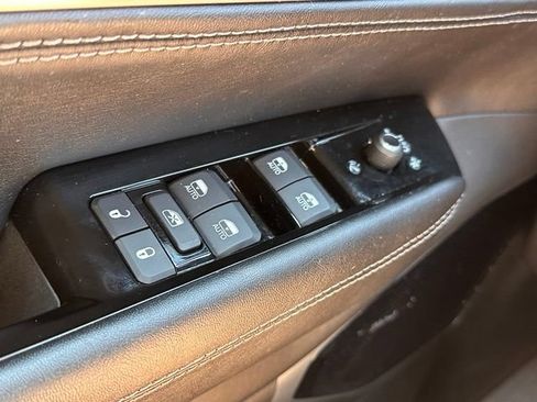 Used 2025 Jeep Wagoneer Series III w/ Premium Group I AWD/4WD image 16