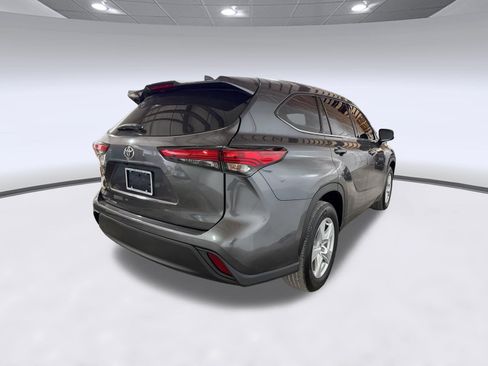 Used 2020 Toyota Highlander L FWD image 7