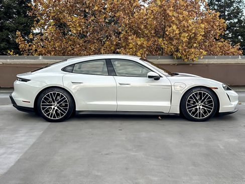 Used 2022 Porsche Taycan image 9