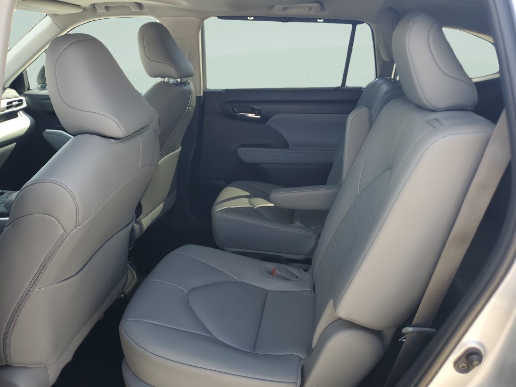 Used 2025 Toyota Highlander XLE AWD/4WD image 10