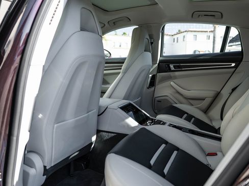 Used 2021 Porsche Panamera image 30