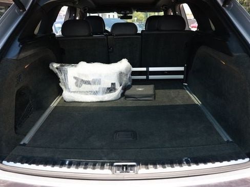 Used 2018 Bentley Bentayga AWD/4WD image 28