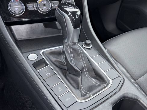 Used 2024 Volkswagen Jetta SE FWD image 6