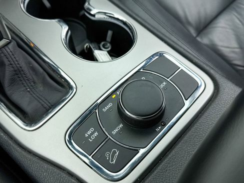 Used 2018 Jeep Grand Cherokee Limited image 9