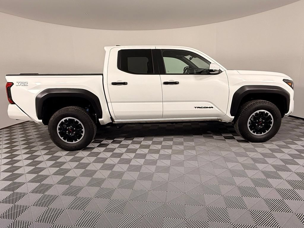Certified 2025 Toyota Tacoma TRD Off-Road AWD/4WD image 7